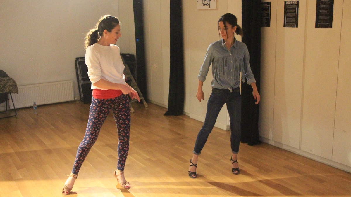Hande Ermiş teaching a styling lesson with a lady student.